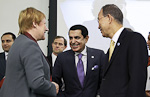  Presidentti Halonen, YK:n yleiskokouksen puheenjohtaja Nassir Abdulaziz Al-Nasser ja YK:n pääsihteeri Ban Ki-moon. Tasavallan presidentti Halonen esitteli kestävän kehityksen paneelin työskentelyä yleiskokoukselle New Yorkissa 20. lokakuuta 2011.  UN Photo/Rick Bajornas 